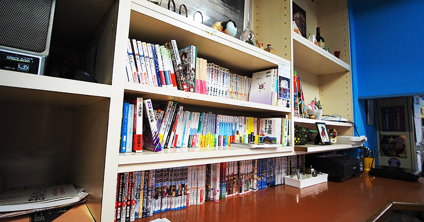 ラウンジには漫画や小説などの本もそろっています 待ち合わせにもご利用ください